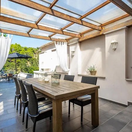 Апартаменты Seafront With Amazing Seaview